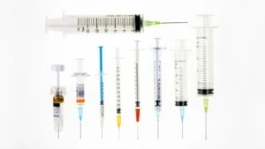 El émbolo es la parte móvil de la jeringa que permite aspirar o inyectar líquidos con precisión