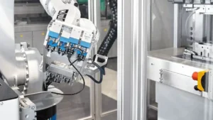 ARBURG reafirma su liderazgo en la K 2025 con su nueva ALLROUNDER vertical y la demostración en vivo del proceso de retroinyección de película. Foto: ARBURG