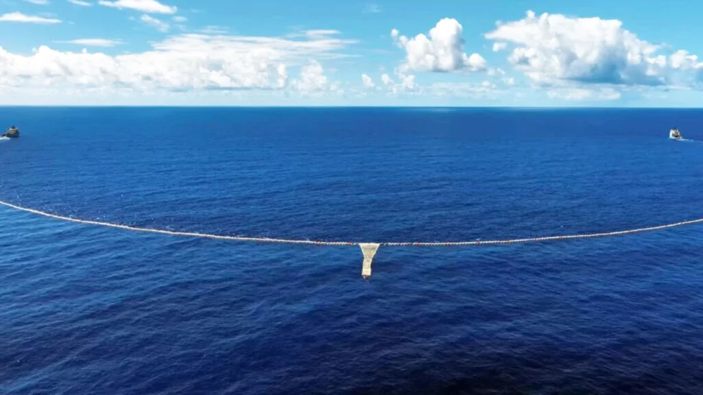 The Ocean Cleanup busca eliminar hasta 90% del plástico flotante del océano: así planea lograrlo