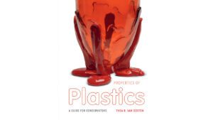 Conservación de plásticos en museos: retos, materiales y guías clave para preservar el patrimonio moderno