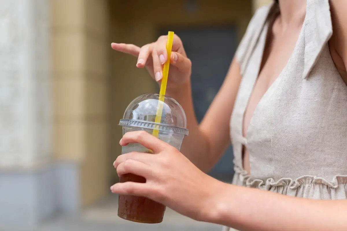 Francia aplaza hasta 2030 la prohibición total del plástico en vasos desechables