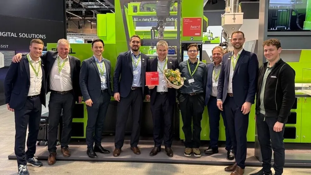 Engel gana el Premio Swiss Plastics Expo por la primera célula de moldeo por inyección autónoma