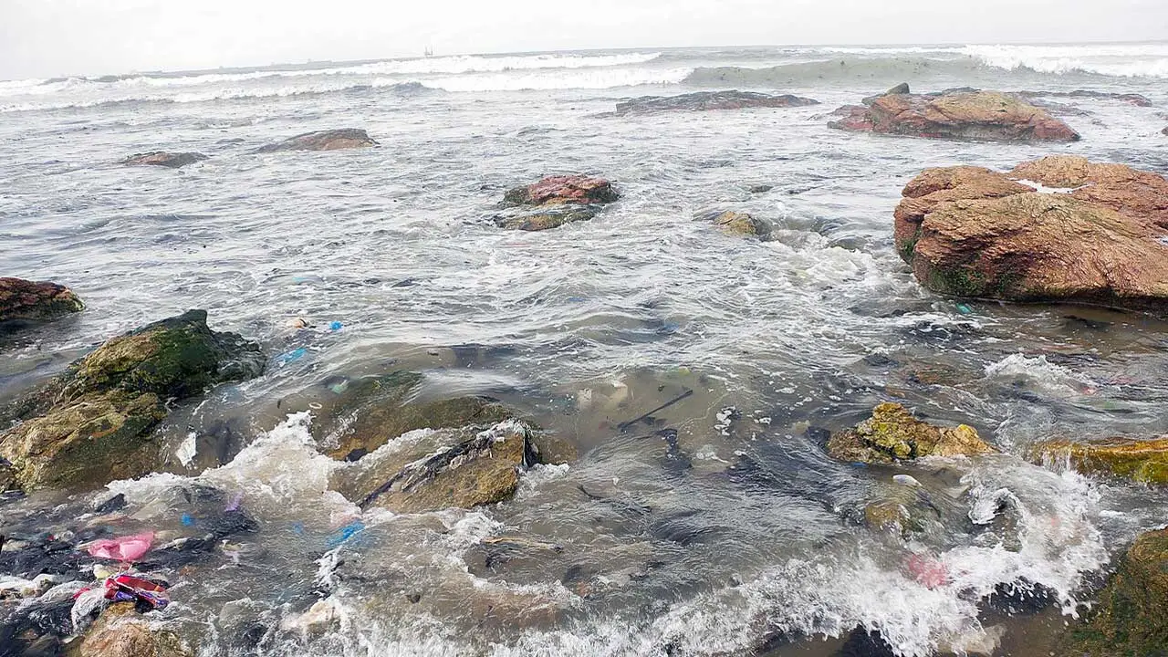 Convierten residuos plásticos marinos en energía y materiales descontaminantes