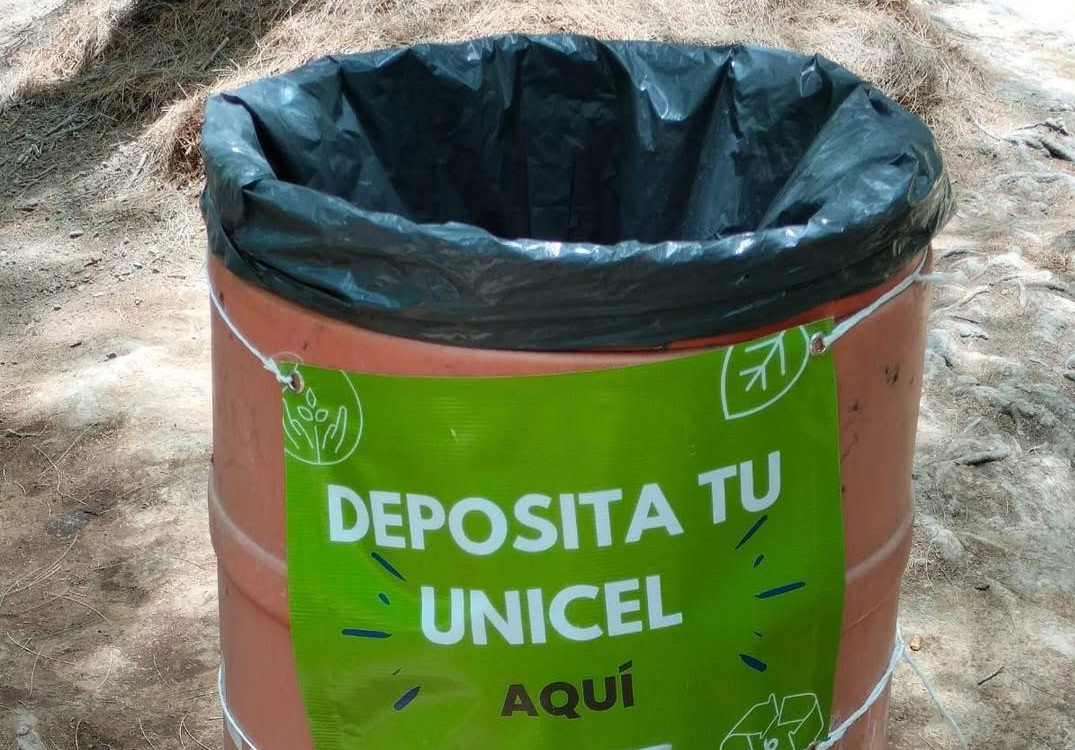 Contenedores de acopio de unicel instalados en el Manantial de la Media Luna durante Semana Santa