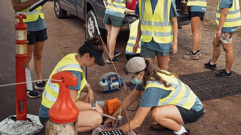 Investigadores hawaianos transforman residuos plásticos en carreteras