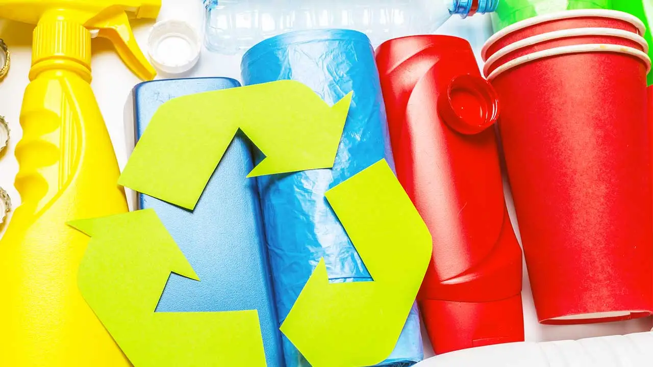 Reutilizar envases, bolsas y botellas de plástico en el hogar permite extender su vida útil y reducir la cantidad de residuos que llegan al ambiente.