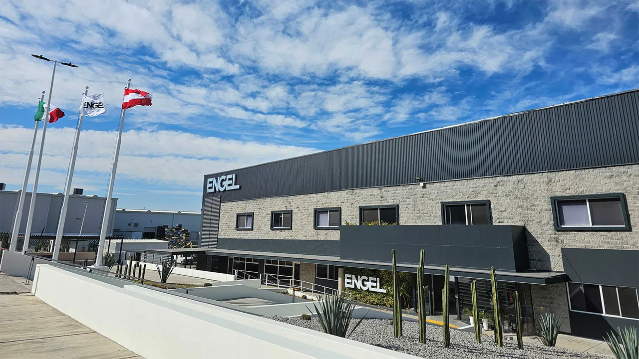 Engel inaugura planta en Querétaro para fabricar máquinas de moldeo por inyección en América