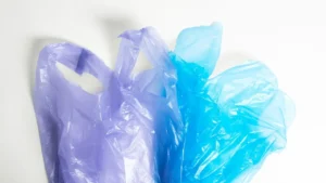 El conflicto en Oriente Medio provoca desabasto de bolsas de plástico en Corea del Sur