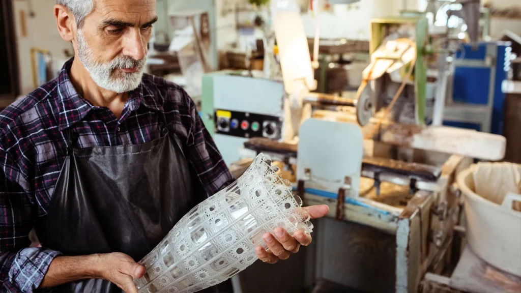 Analistas esperan el pronto aumentos de precios en productos plásticos debido al conflicto en Irán