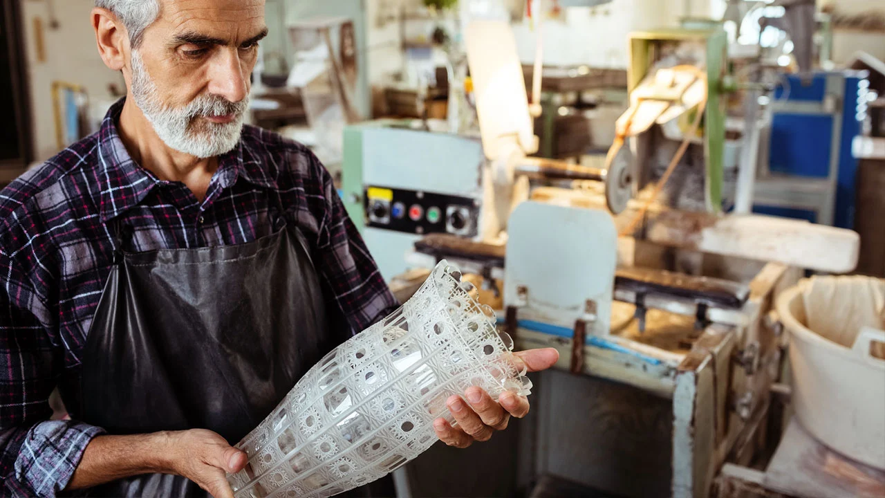 Analistas esperan el pronto aumentos de precios en productos plásticos debido al conflicto en Irán