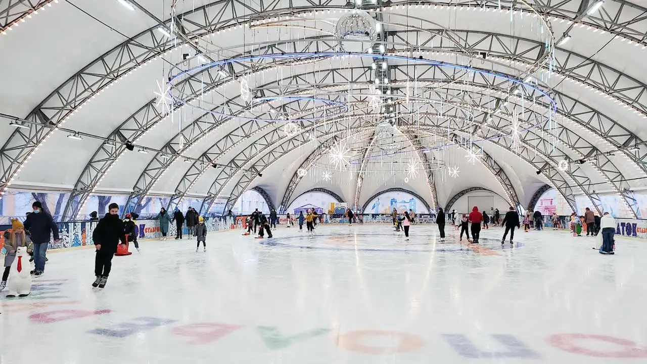 ¿Qué es el hielo sintético de polietileno? La tecnología que permite patinar sin congelar agua
