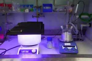 Reactor solar convierte residuos plásticos en hidrógeno limpio usando ácido de baterías