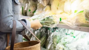 Cierre de Ormuz: Costco restringe la venta de bolsas y otros productos de plásticos ante compras de pánico en Taiwán