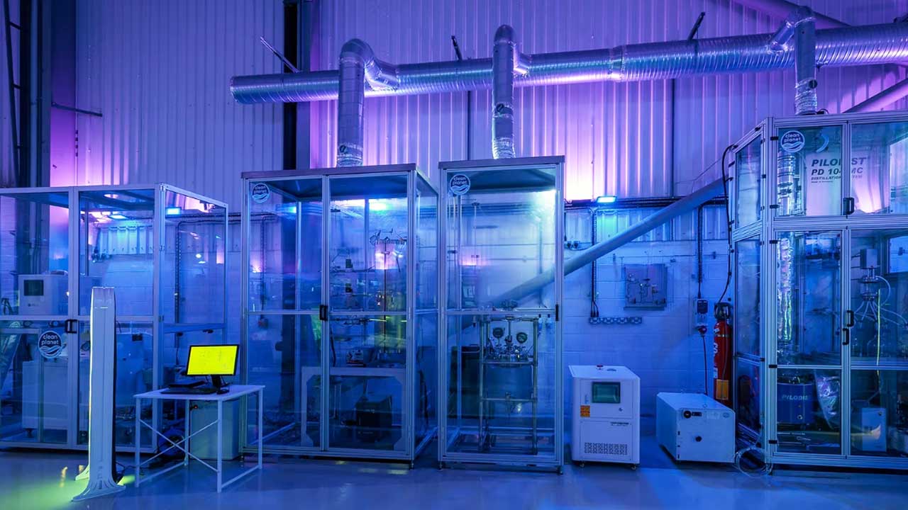 Ya opera la primera planta piloto que transforma residuos plásticos en combustible para aviación