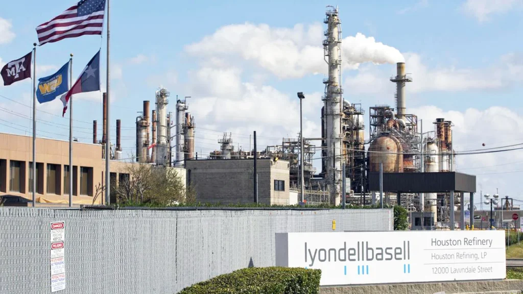 LyondellBasell completa la implosión controlada de dos estructuras en su antigua refinería de Houston