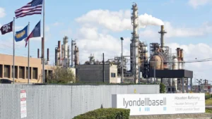 LyondellBasell completa la implosión controlada de dos estructuras en su antigua refinería de Houston