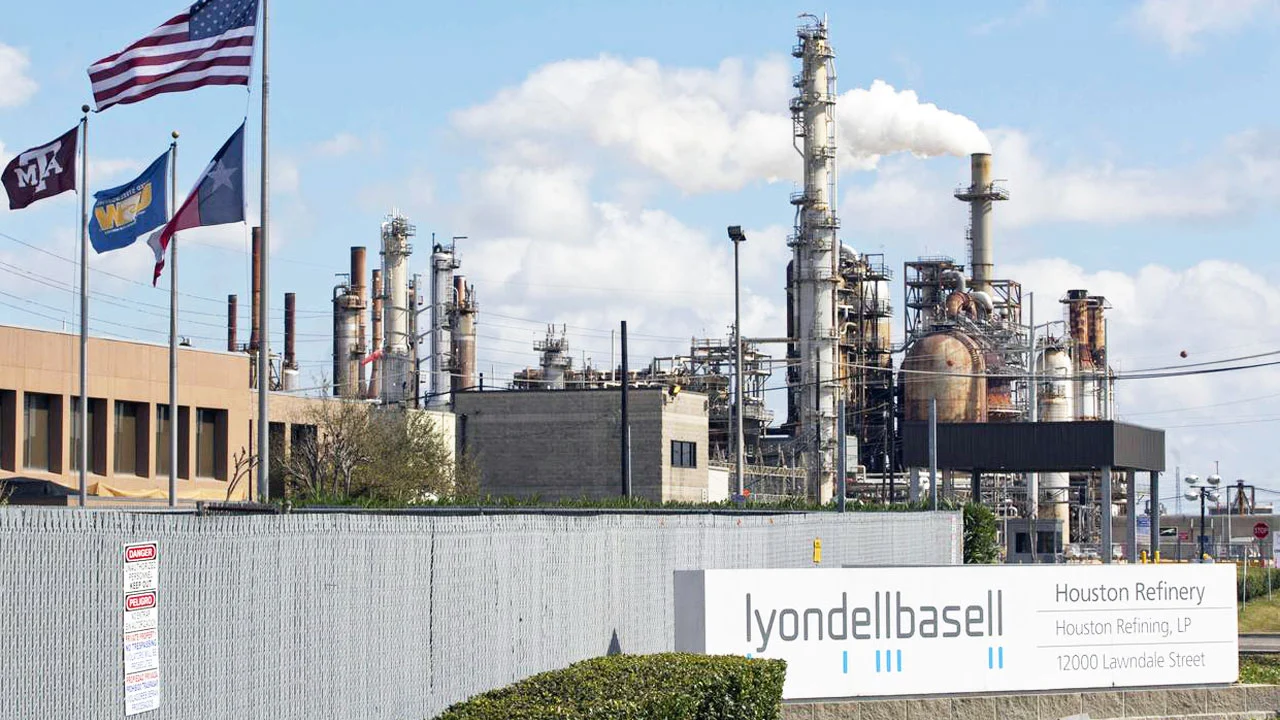 LyondellBasell completa la implosión controlada de dos estructuras en su antigua refinería de Houston