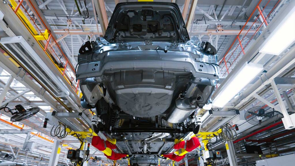 Crisis en Medio Oriente dispara precios de plásticos, aluminio y acero para la industria automotriz en Japón