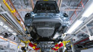 Crisis en Medio Oriente dispara precios de plásticos, aluminio y acero para la industria automotriz en Japón
