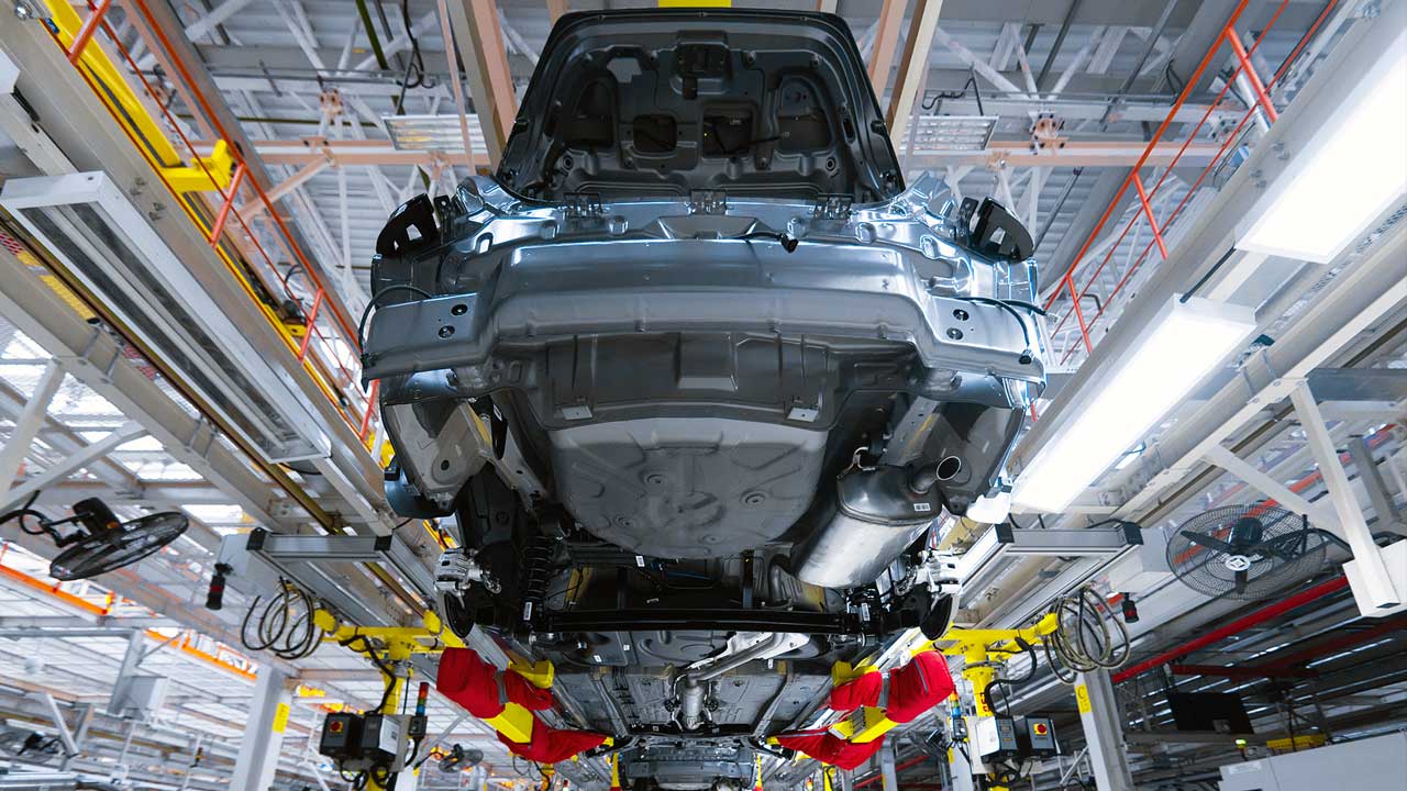 Crisis en Medio Oriente dispara precios de plásticos, aluminio y acero para la industria automotriz en Japón