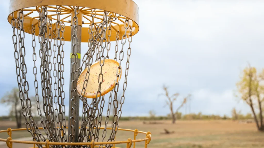 Crocs y Trash Panda convierten calzado usado en discos de golf fabricados con plástico reciclado