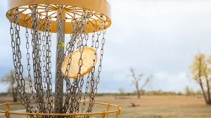 Crocs y Trash Panda convierten calzado usado en discos de golf fabricados con plástico reciclado