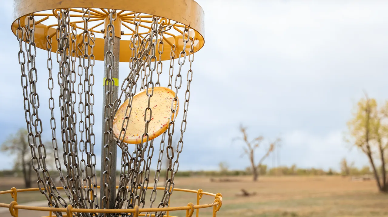 Crocs y Trash Panda convierten calzado usado en discos de golf fabricados con plástico reciclado