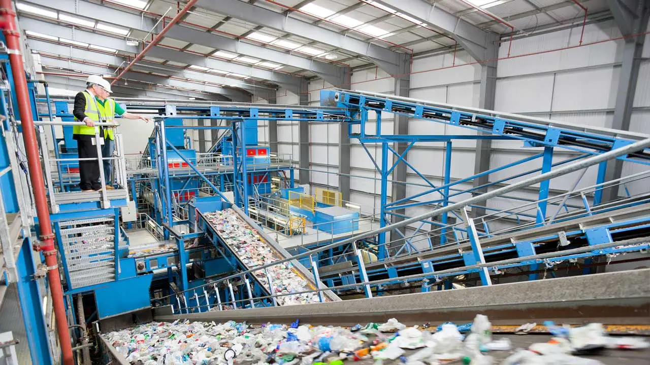 La EPA analiza cambiar las normas para las plantas de reciclaje de plástico