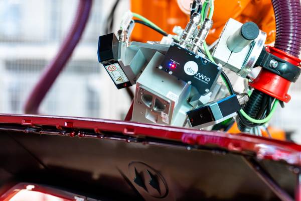 Sistema automatizado de medición por terahercios para inspección de pintura en piezas plásticas de BMW.