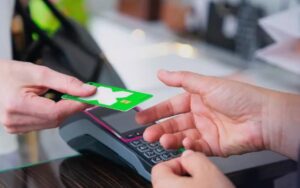 Pluxee migrará 68% de sus tarjetas de Tienda a PVC reciclado para reducir residuos plásticos