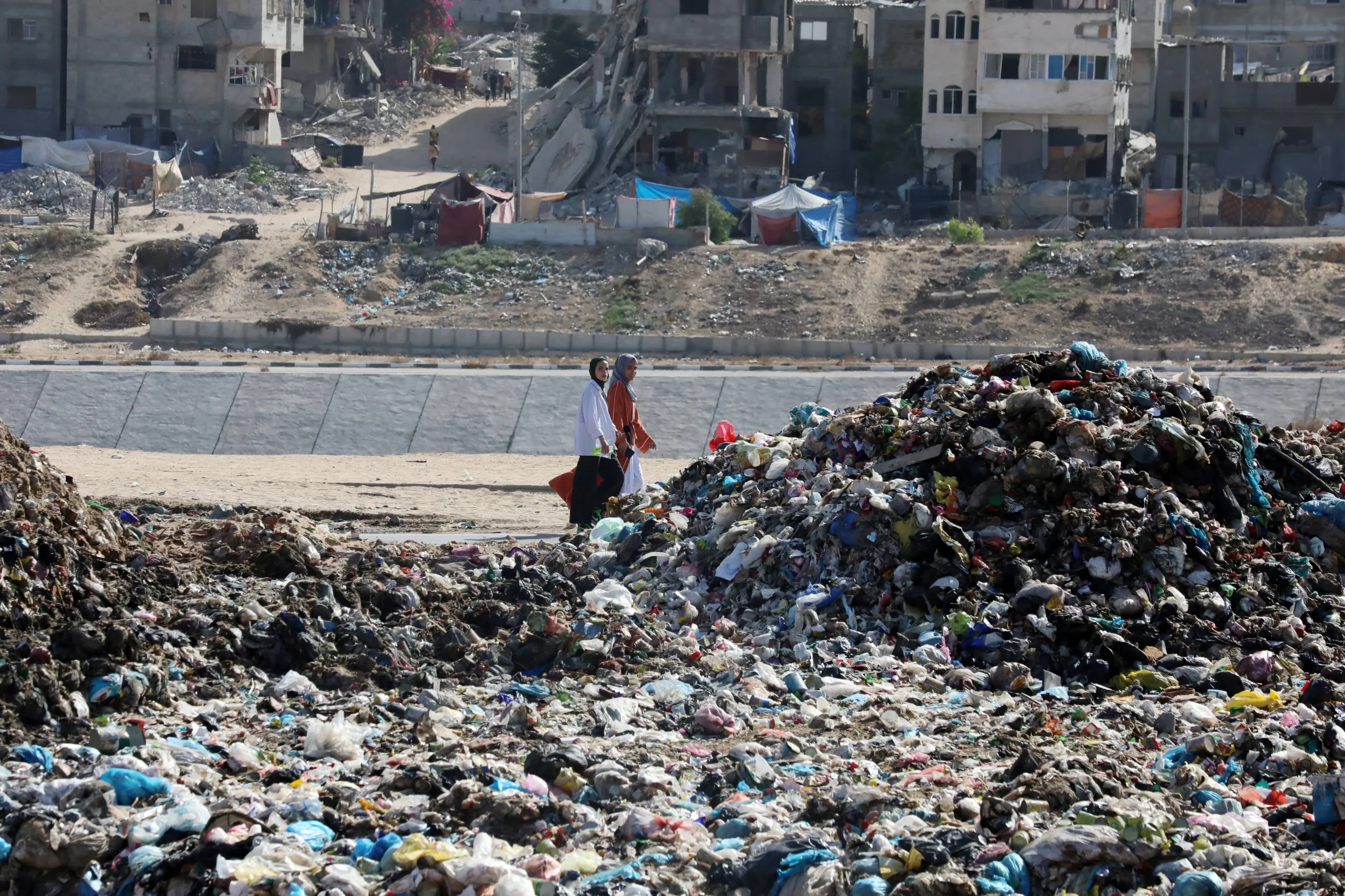 En Gaza, los residuos plásticos se transforman en mangueras para enfrentar la crisis de agua