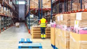 Películas stretch, contenedores, tarimas plásticas y otros materiales poliméricos son fundamentales en los almacenes modernos, ya que facilitan la protección, organización y transporte eficiente de mercancías a lo largo de la cadena logística. (Foto: Envato)