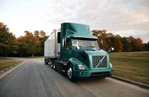 Volvo Trucks ampliará el uso de plásticos reciclados en sus modelos VNL y VNR, incluyendo 44 componentes del panel de instrumentos y protectores contra salpicaduras con 75% de contenido reciclado.