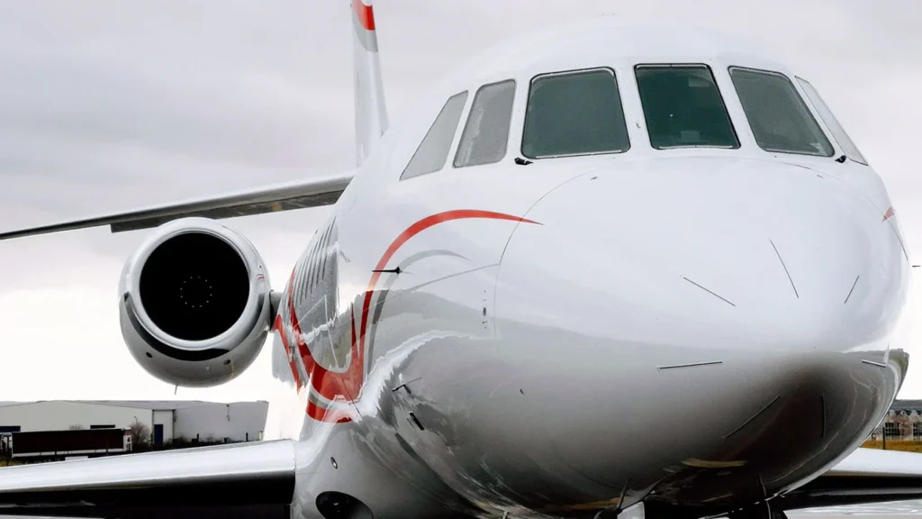 Científicos buscan convertir residuos plásticos en combustible para aviones a bajo coste
