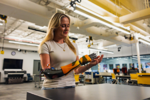 Stratasys y Limbitless amplían el acceso a prótesis infantiles impresas en 3D