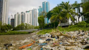 Kia y The Ocean Cleanup frenan residuos plásticos en los ríos de Panamá