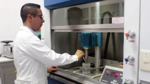 La ciencia detrás del balón: Miguel Ángel Vera explica cómo los materiales definen su desempeño