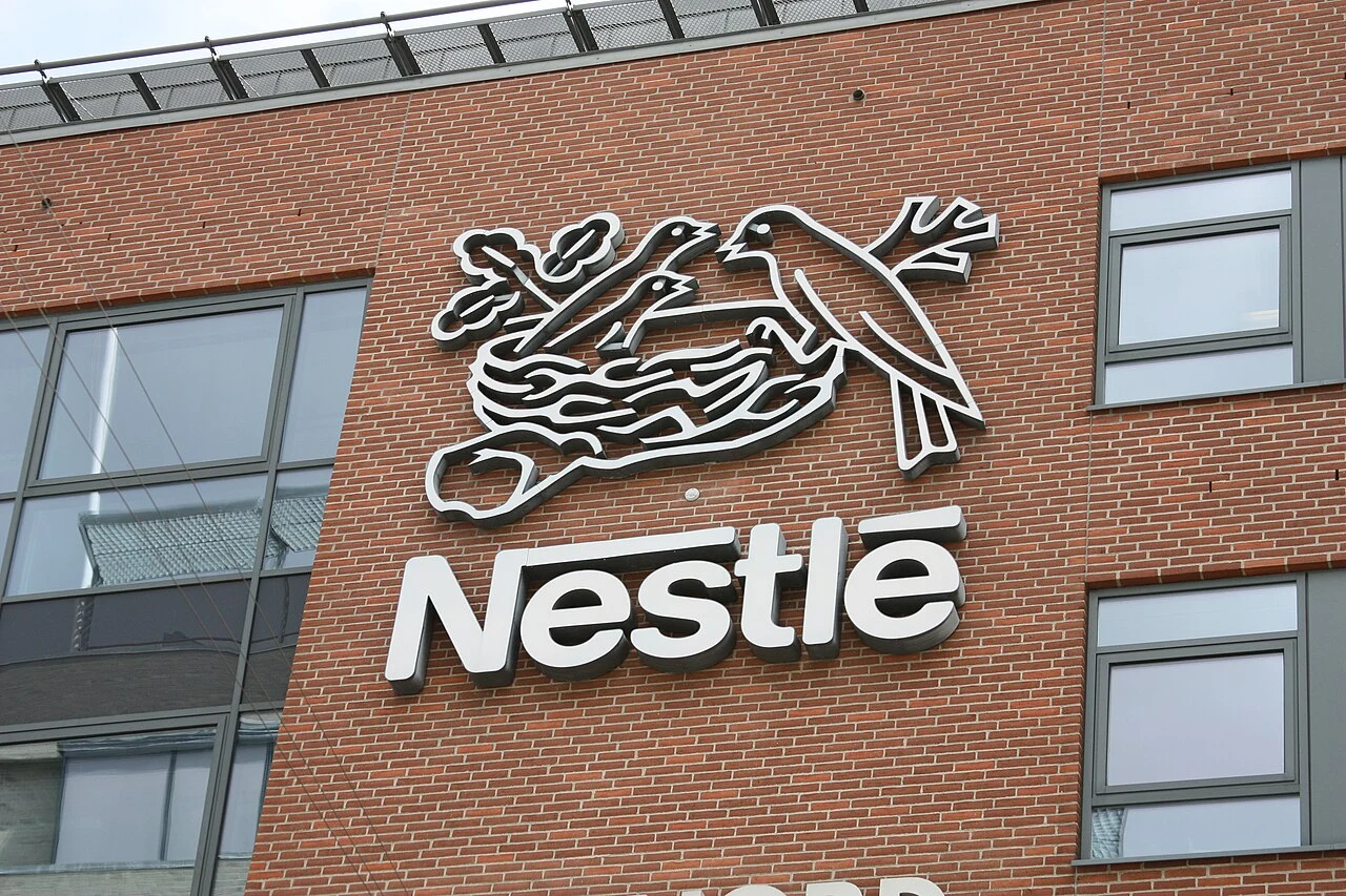 Nestlé busca reducir hasta 17% el uso de plástico virgen hacia 2030