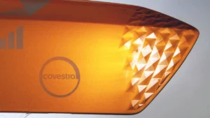 Recubrimiento de plásticos automotrices directamente al molde
