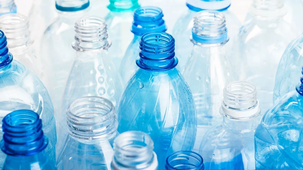 Nestlé, Coca-Cola y Danone ajustan sus claims de sostenibilidad en botellas de plástico