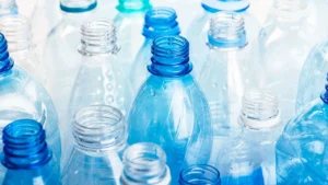Nestlé, Coca-Cola y Danone ajustan sus claims de sostenibilidad en botellas de plástico